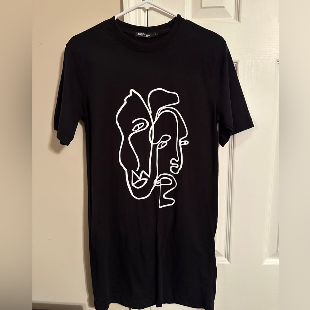 Last chance Nasty Gal Black Abstract Face Graphic long Tshirt